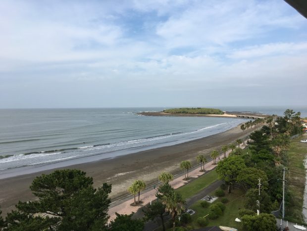 部屋の窓から見えた海と青島